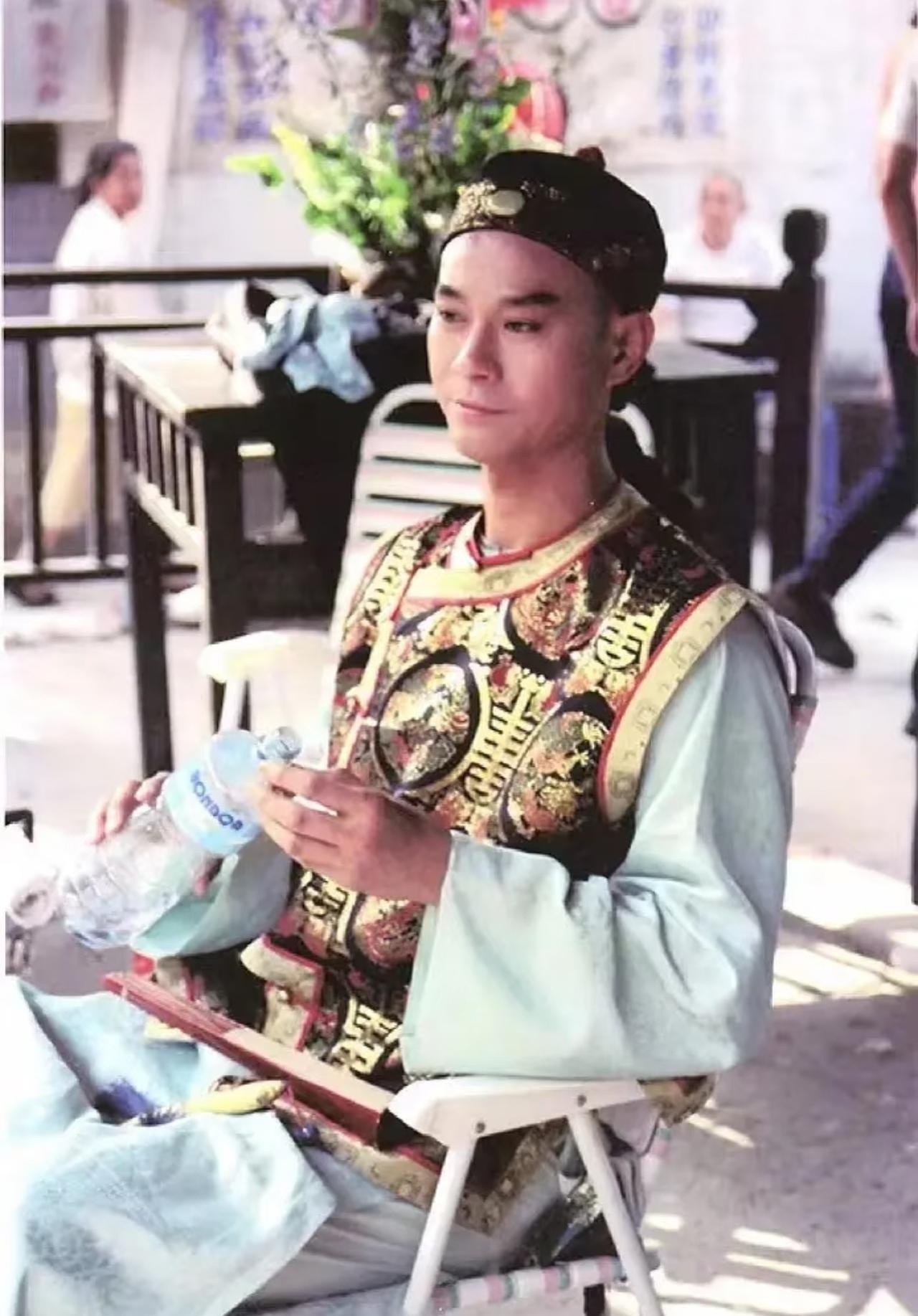 1991年，饰演“乾隆”的郑少秋在片场已经喝上进口矿泉水了，当年的他应该也属于顶