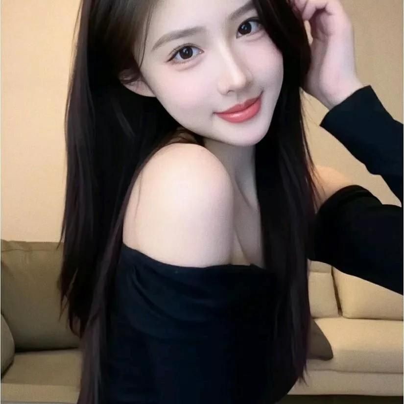 甜美的笑容，优雅的长发，时尚穿搭，轻松自拍。甜美自拍温柔美女自拍气质女孩自拍