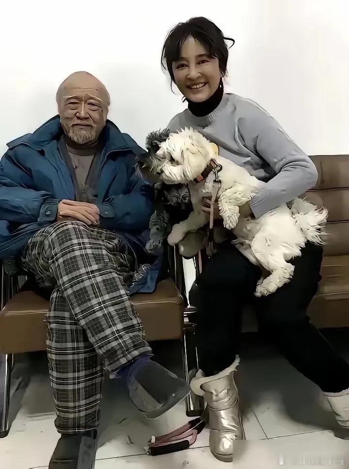 78岁的李宝田日子过得是真简单。在北京那老房子住了好些年，墙皮都有点掉了，屋里摆