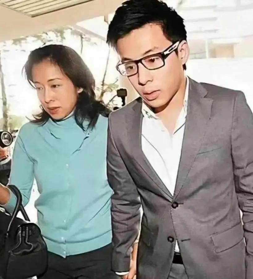 原来霍家三个儿子中最像妈妈的就是小儿子霍启仁：瞧，眉眼惊人的相似，鼻子嘴巴复制，