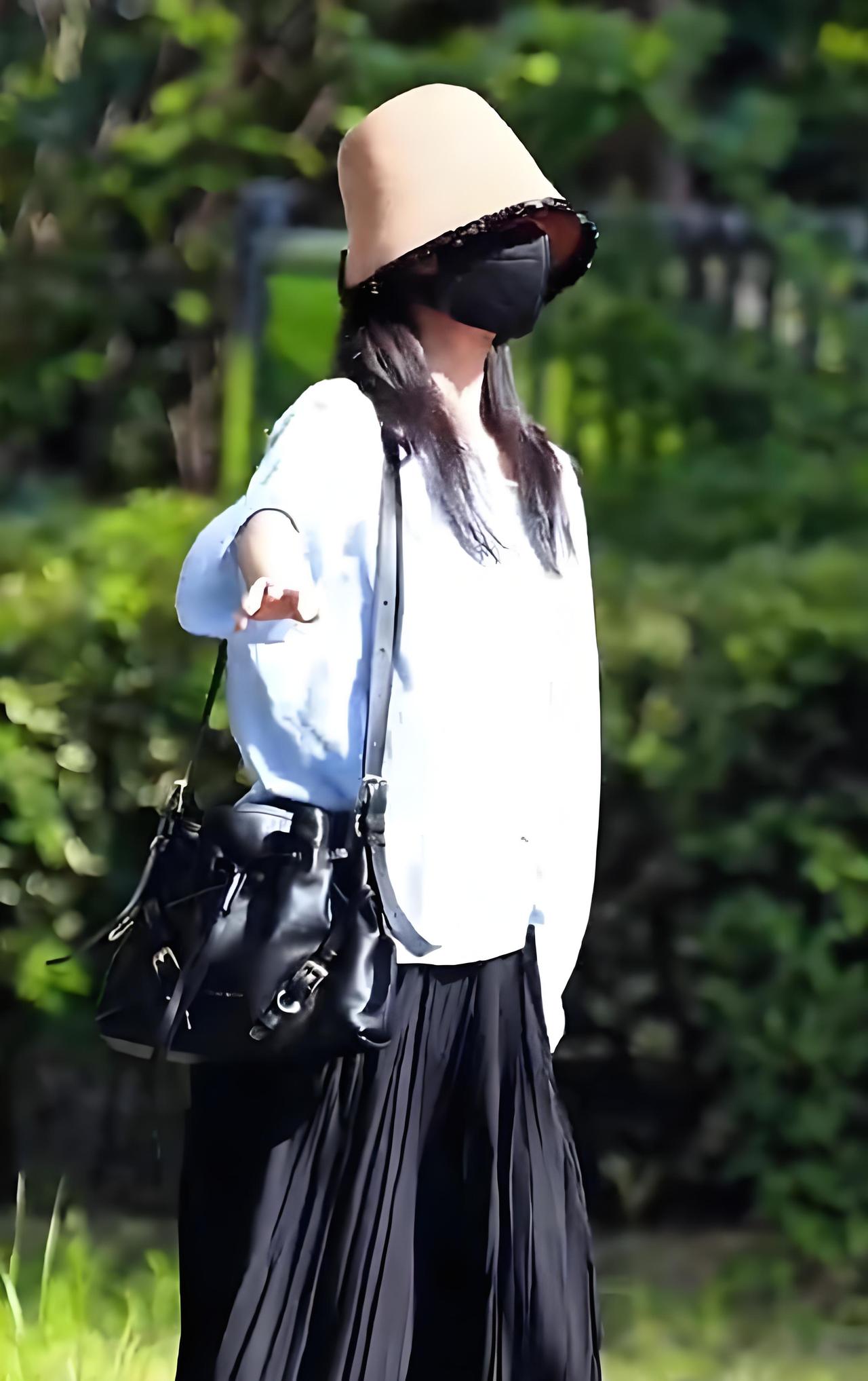 今天杨紫现身上海，她这次搭配的像个清新的美少女，看上去年轻又迷人，气质超好。