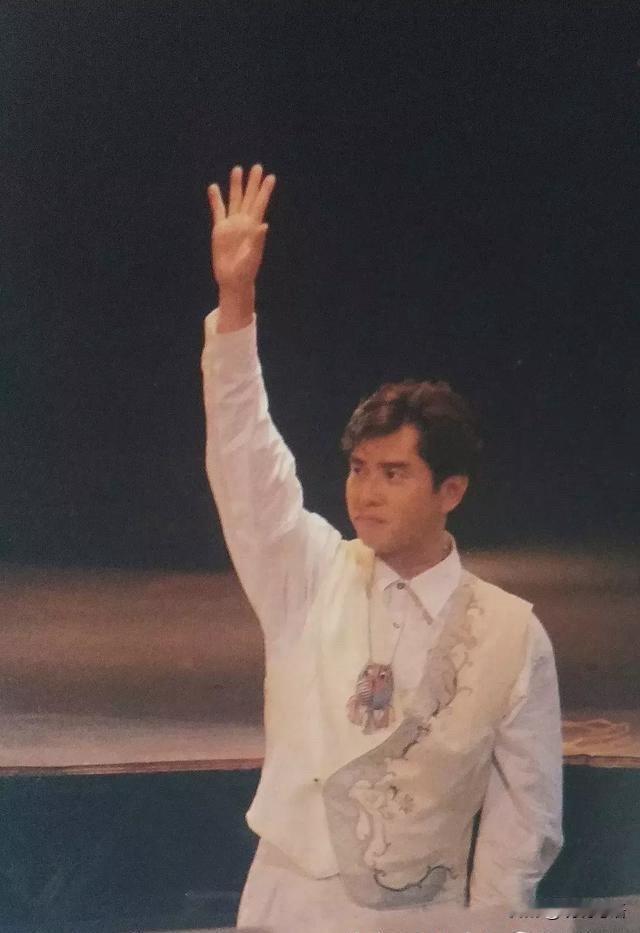 谭咏麟在1978年的时候为什么要选择单飞？在1973年温拿乐队正式成立之后的