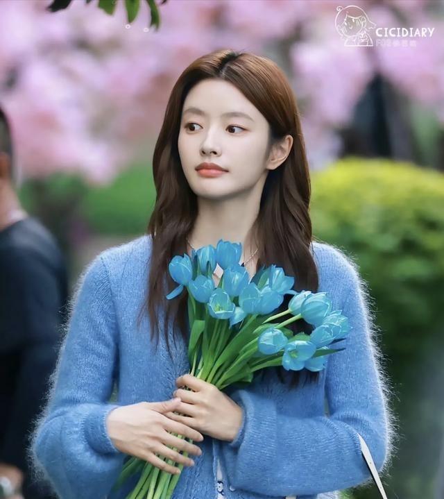 有些女人天生就是享福的命徐若晗出生在陕西西安一个知识分子家庭，爸妈都是大学老师