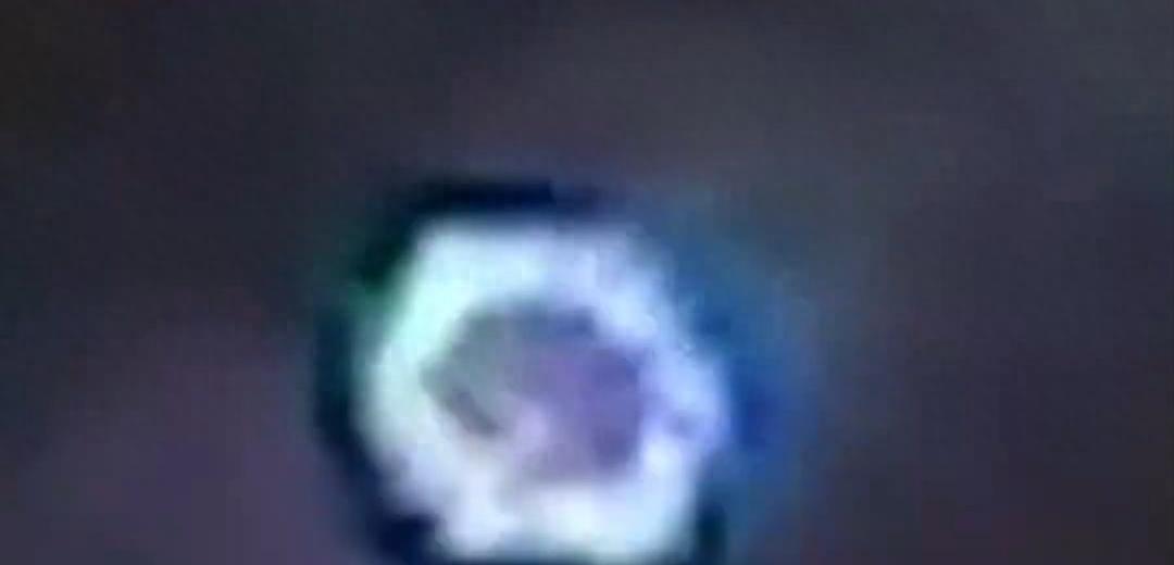 难道世界上真有UFO？近日，美国加州沙漠拍到UFO盘旋15分钟，六边形光环空中变