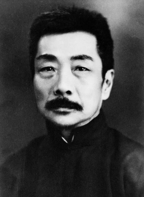 李敖说鲁迅在大陆被过分高估了，鲁迅有值得肯定的地方，但有两个大问题。按照李敖在