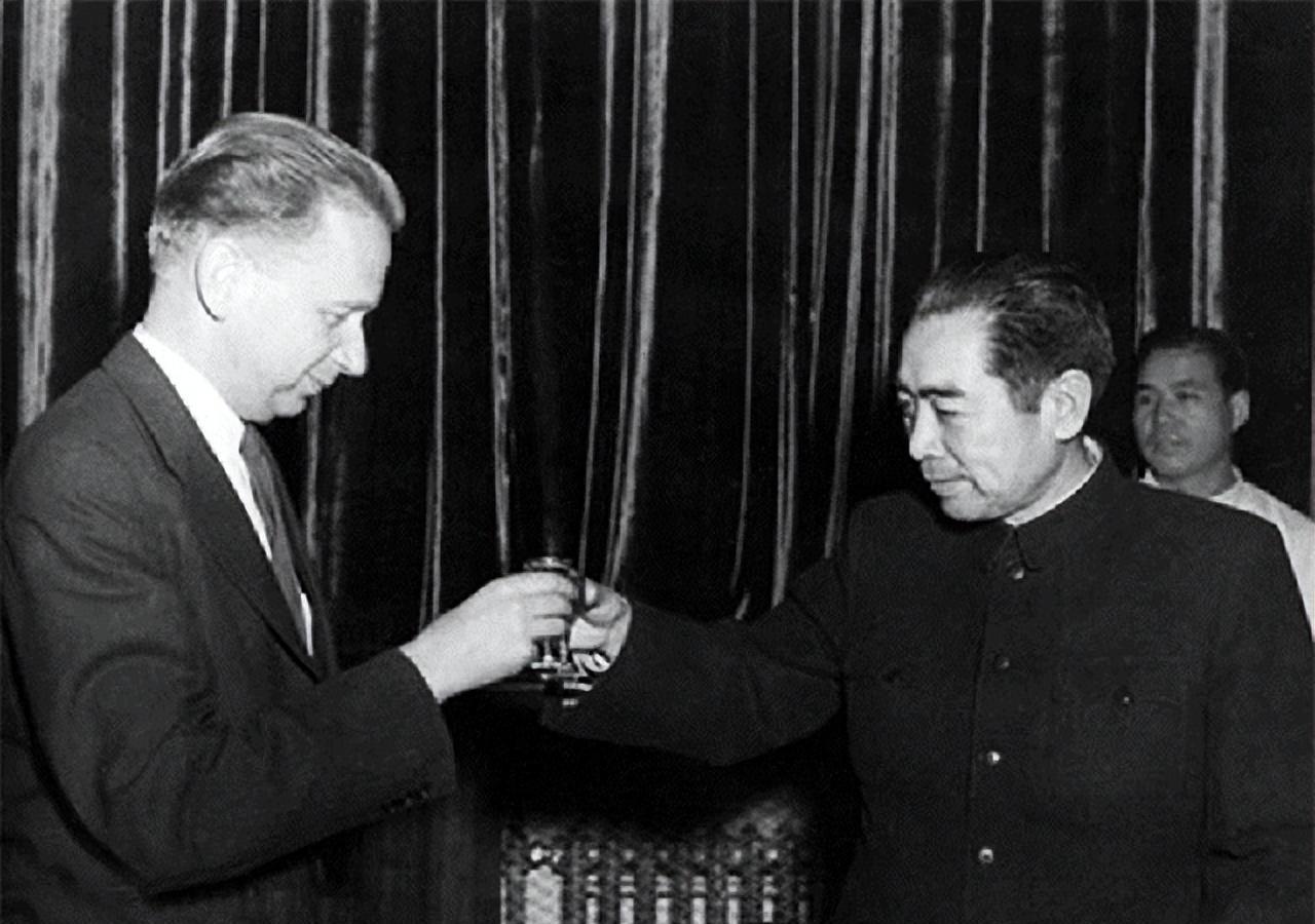 1976年1月8日，当周总理逝世的消息传到朝鲜时，金日成正准备眼睛手术，他通知医