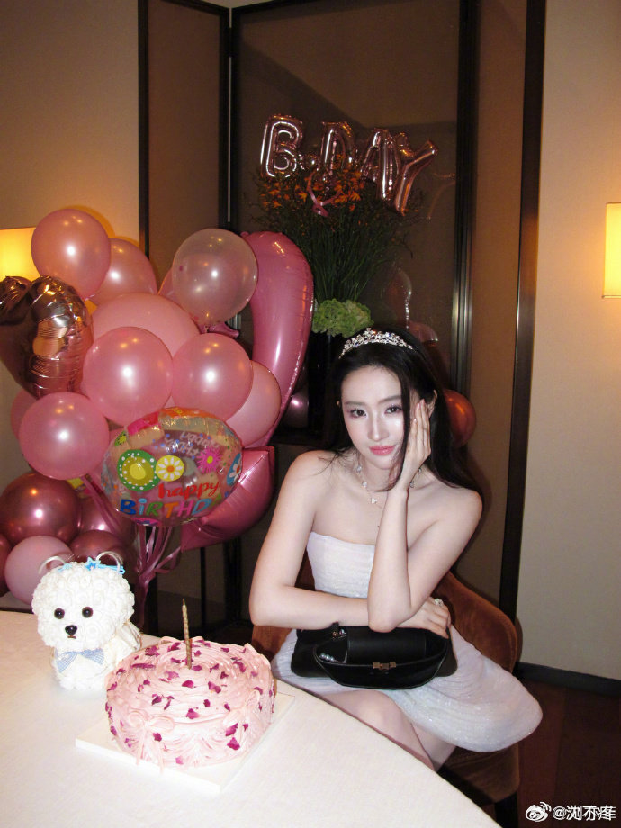 刘亦菲在我手机里美一天了，好有娇俏的少女感啊​