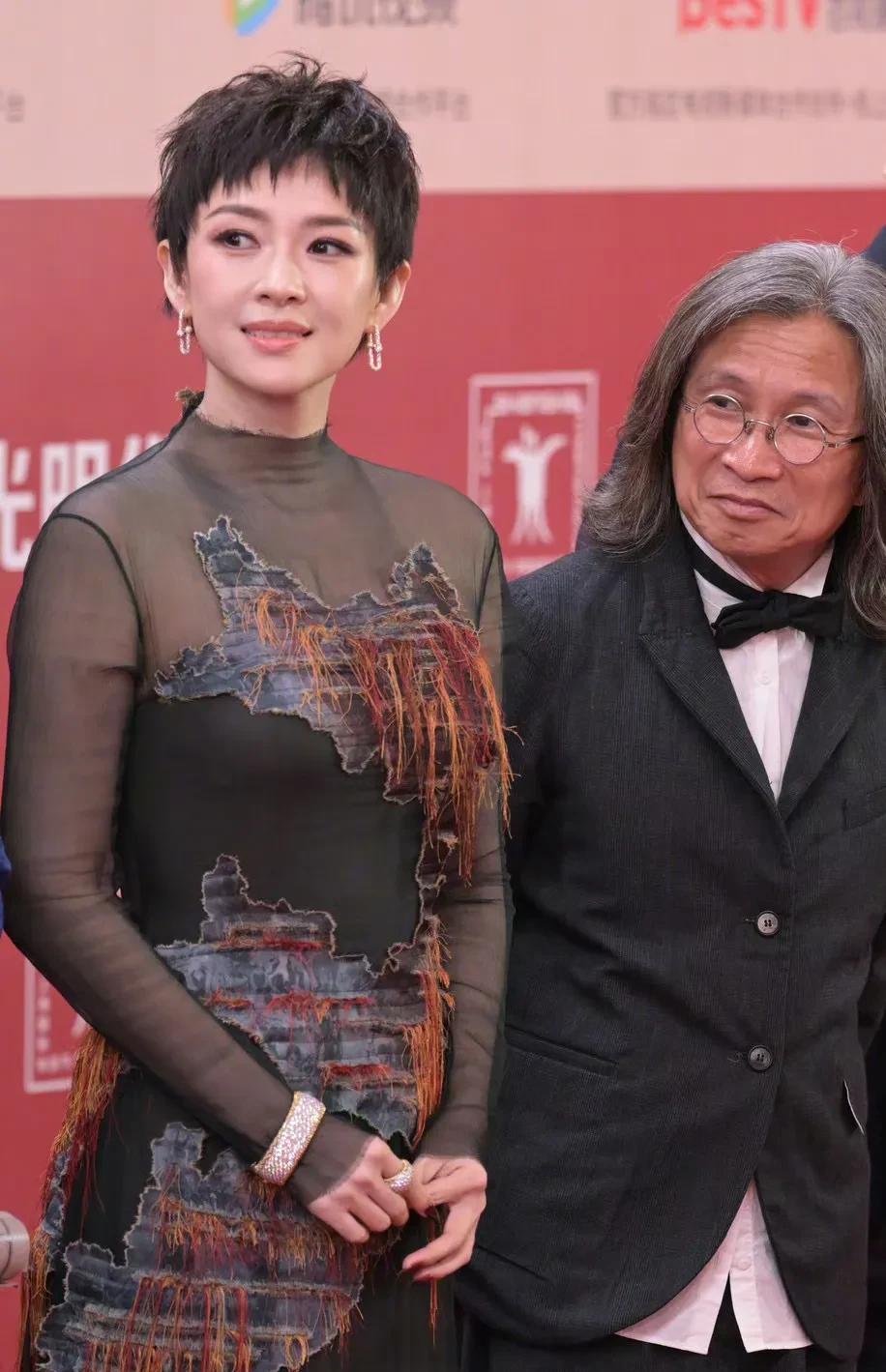 章子怡为了酱园弄真是拼了，前有主动和杨幂赵丽颖微博互动，现在又专门剪了个微商