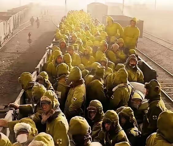 1943年3月，海南五指山地区，一日本兵失足掉下山崖，没有摔死，但摔断了腿，当地