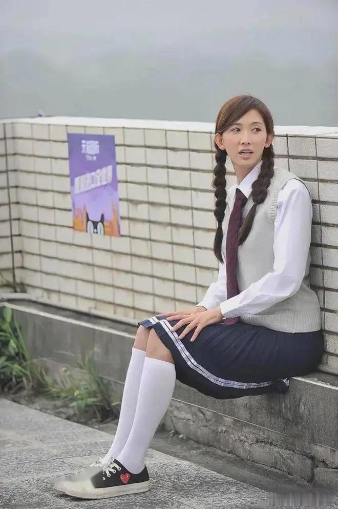 50岁林志玲穿学生装扮嫩！上半身显年纪，下半身变成女装大佬！​​​