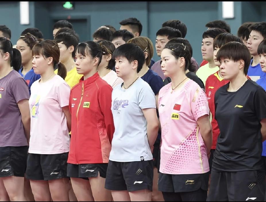 国乒队里的显眼包！孙颖莎的可爱瞬间藏不住啦💕谁能在整齐的队伍里一眼就看到