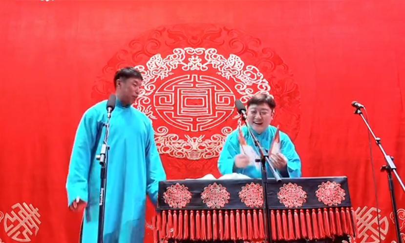 德云社人力资源总监曹鹤阳看着南京德云社舞台上的折扇，捂脸，无奈，凌乱。副总烧饼则