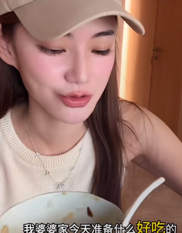 你们发现了吗只要汪小菲在张兰身边一站，她笑的比花儿都开心，嘴巴就没合上过！今