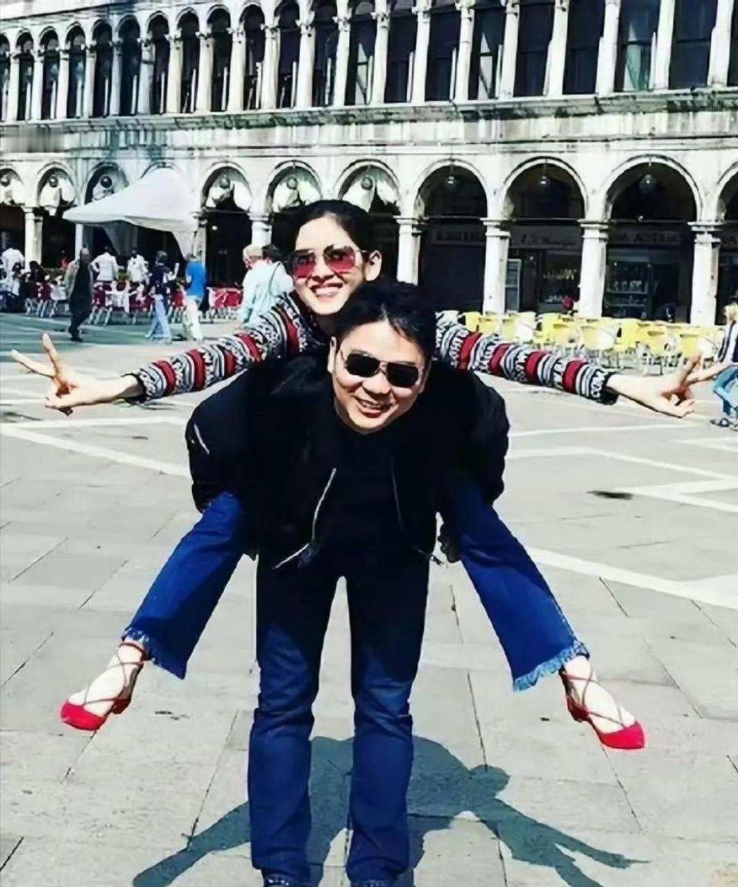 这会的刘强东三十八岁，章泽天十八岁，刚认识不久​​​