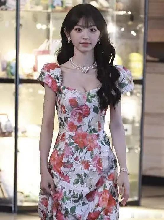 为什么张婧仪能二登Elle，田曦薇却连五大的边都摸不到？