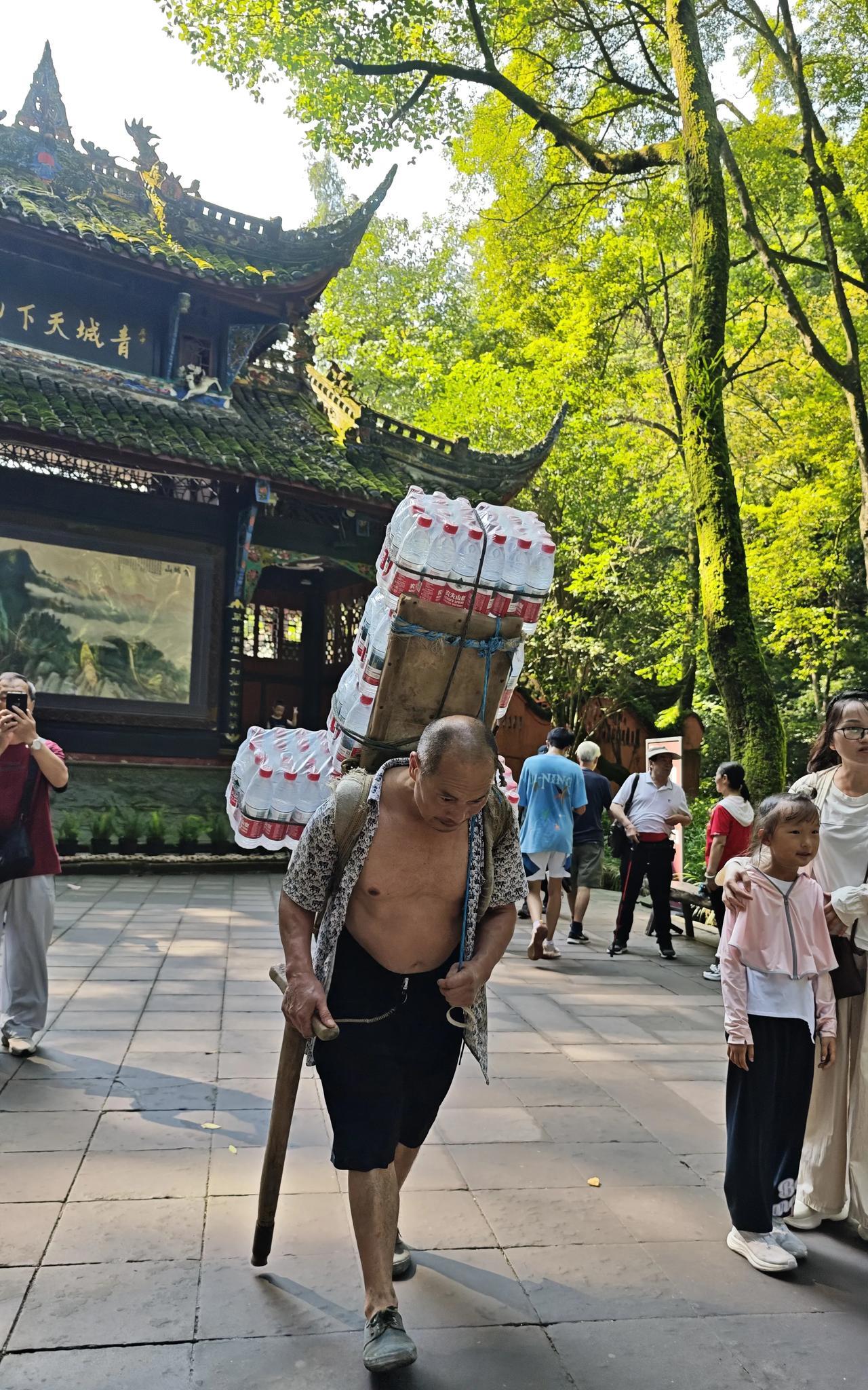 我走过去俯身问他：大哥，这样背一趟多少钱。大哥：几十块钱。我：具体多少钱？