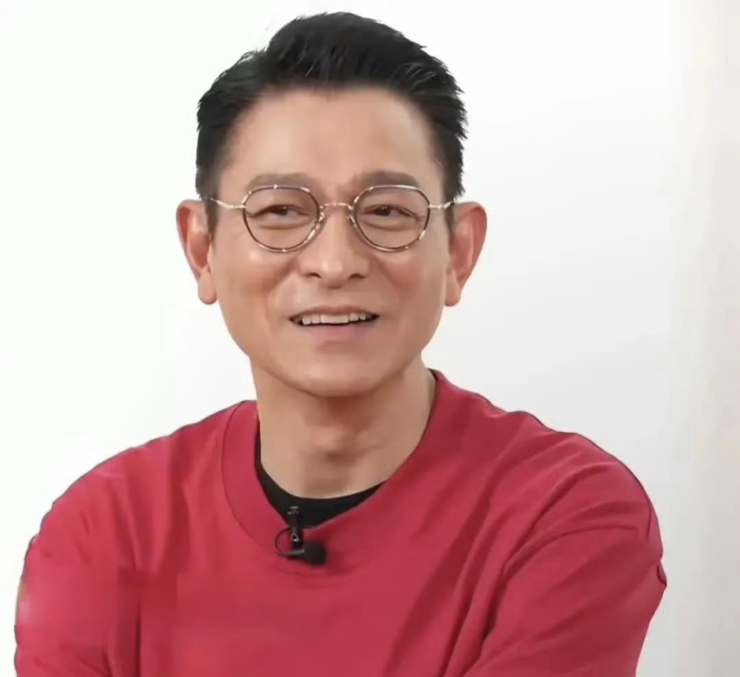 想要刘德华的签名？他女儿无意间发明了一种新方法。刘德华在拜访中透露，他女儿跟别