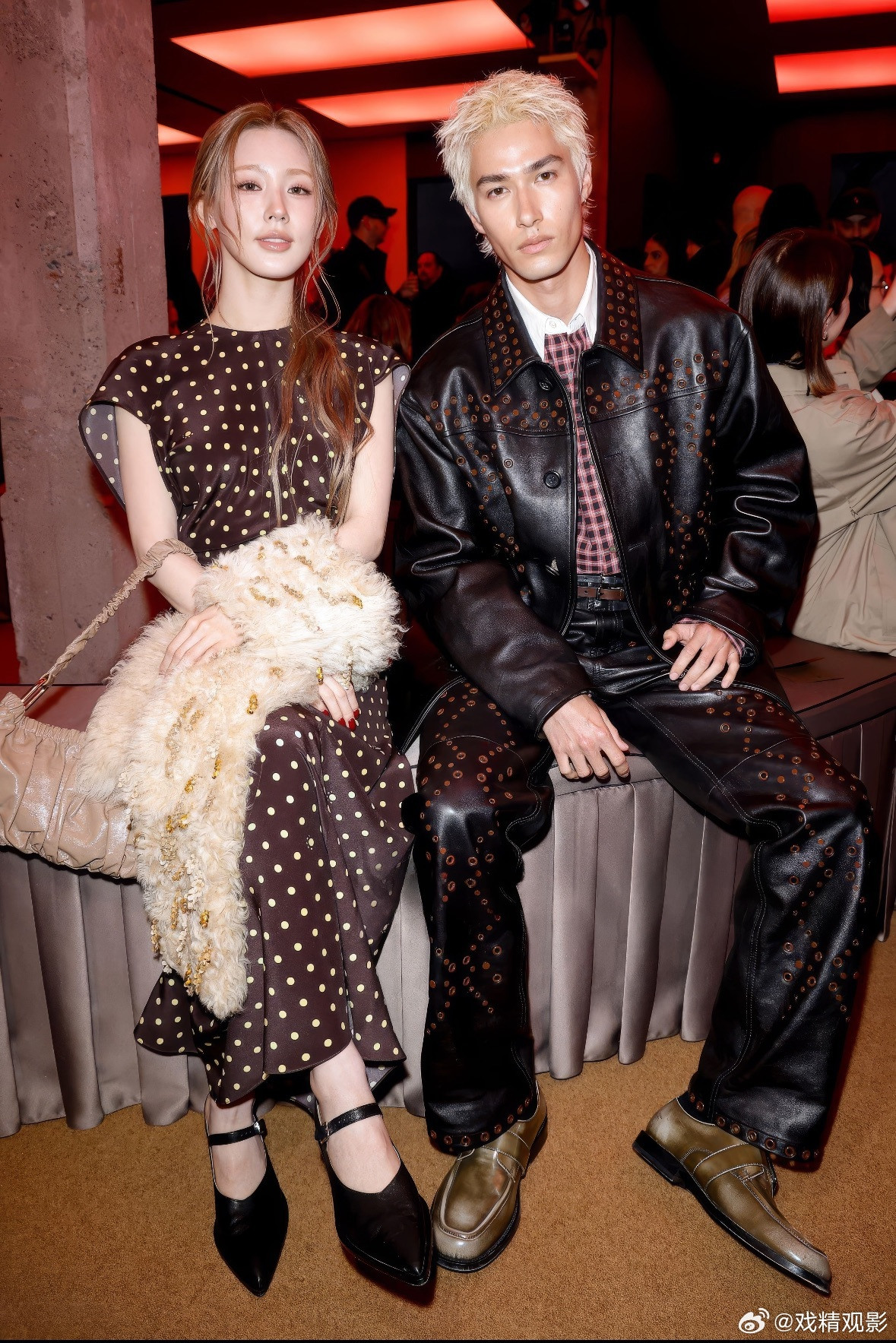 米卡赵美延同框米卡是懂怎么让人记住的，Marni秀场上别人都端着走，他带着夏威