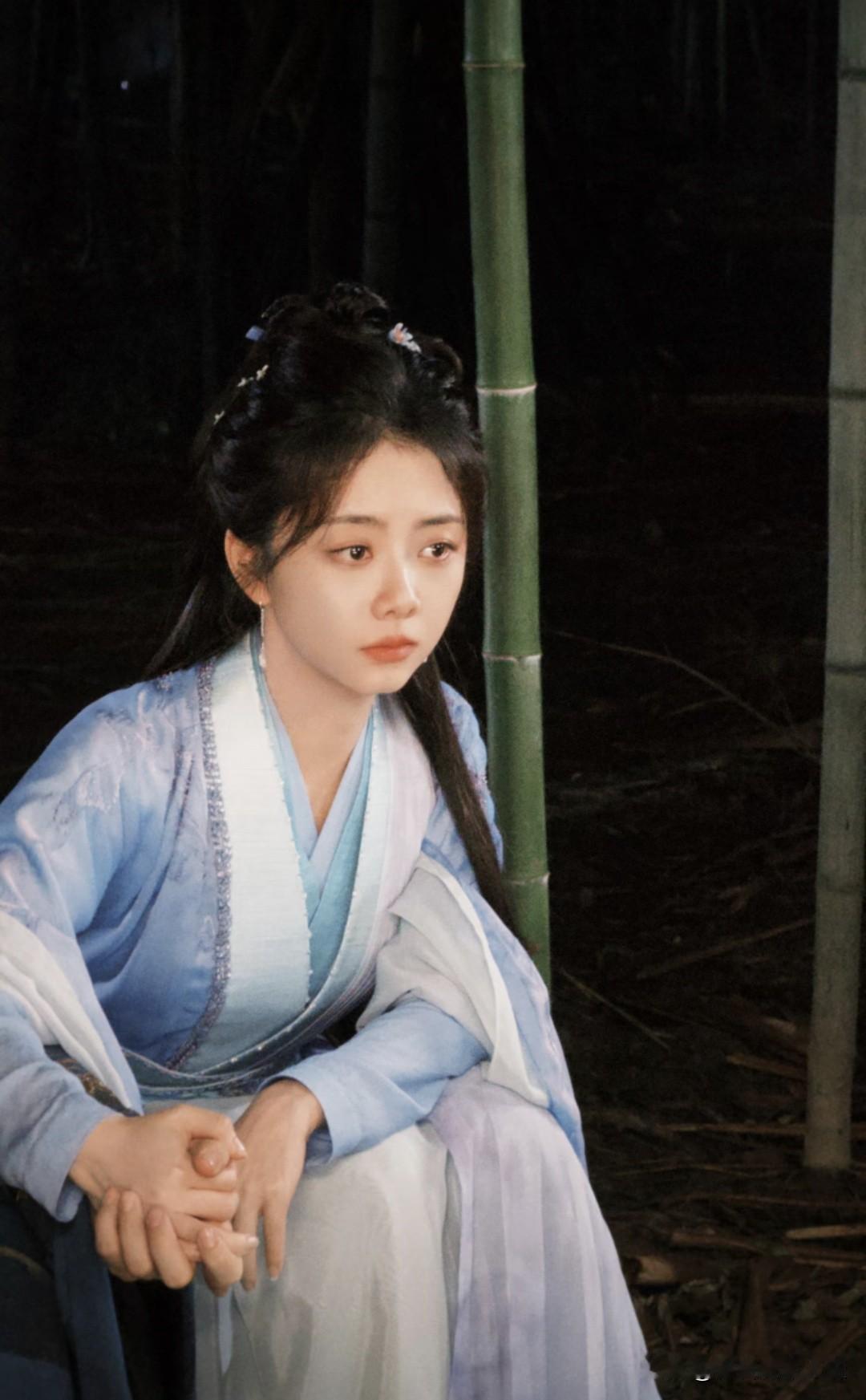 谭松韵这款发型太绝了！自然又甜美，灵动不刻意，温柔甜妹必备～氛围感发型就对古装电