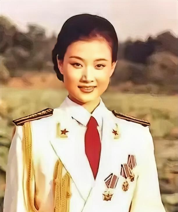 宋祖英比韩红大五岁，出道早十年，职级更高。韩红张口喊她：“小宋。”论年龄，宋