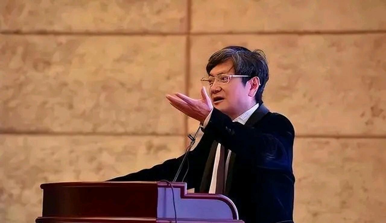 2026年3月下旬，浙江大学郑强教授在国家级会议上表示：AI别再忙着送外卖翻跟斗