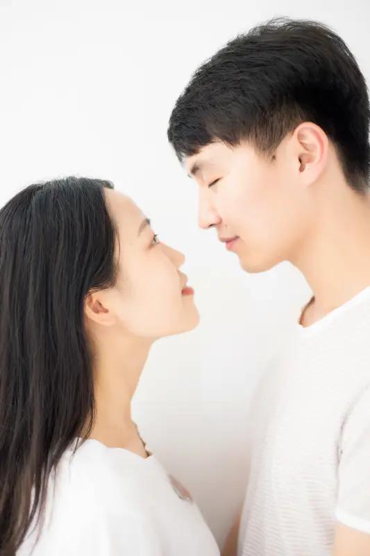 两个人缘分很深的十个表现1、有夫妻相2、忍不住靠近3、有生理冲动4、聊