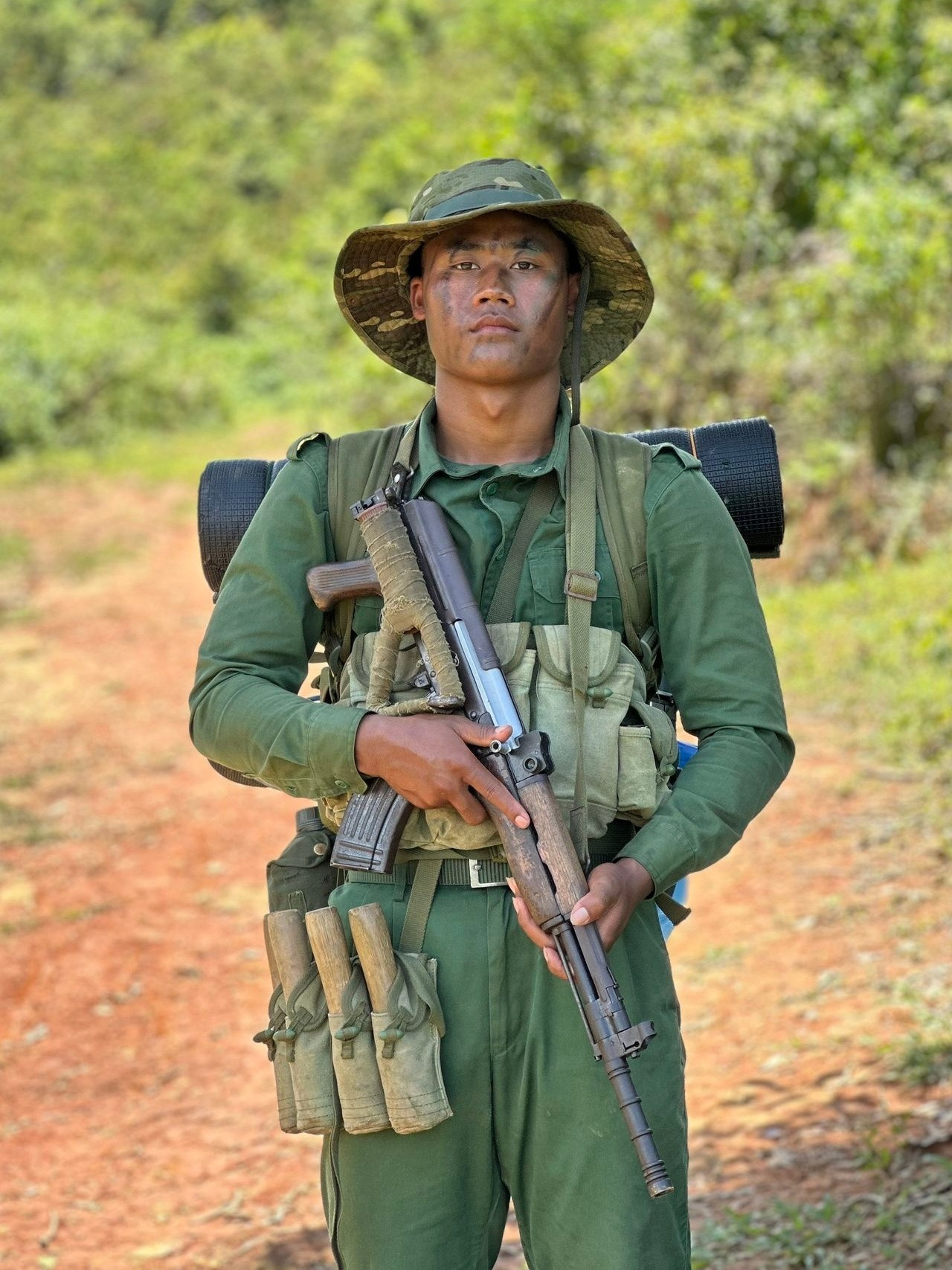 这打扮来国内逛展的话，那不就是Coser吗？只是枪是真铁而已🇲🇲缅北民武/佤