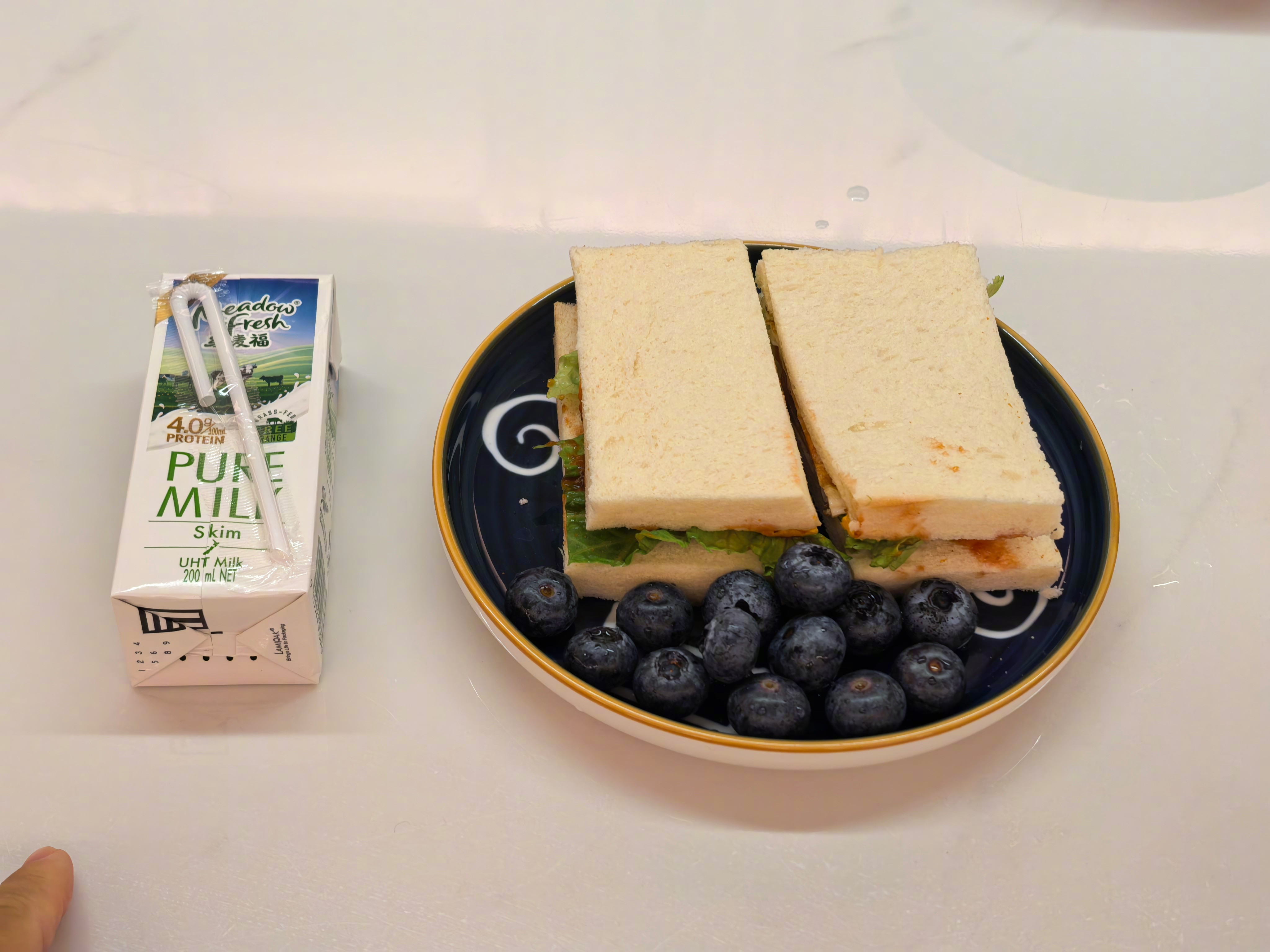 今天早上给闺女做了鸡蛋三明治，配蓝莓和牛奶。面包片还切边了，省着她浪费，边儿我吃