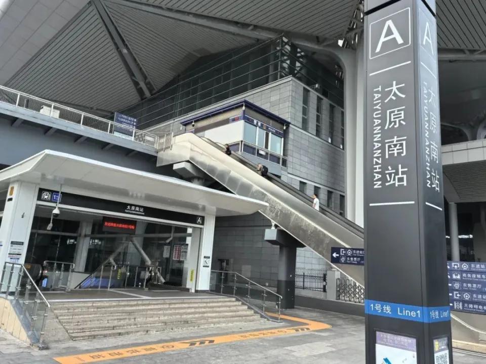 太原南站最大的缺陷在于设计，由于铁路走向是南北方向，东西出站广场在地面就不互通，