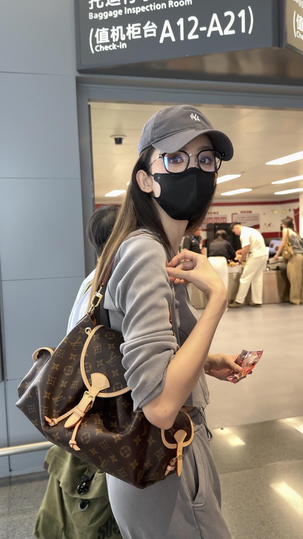 古力娜扎瘦成“纸片人”，运动套装很显腿长！机场这身灰色休闲套装简约又时髦，短款露