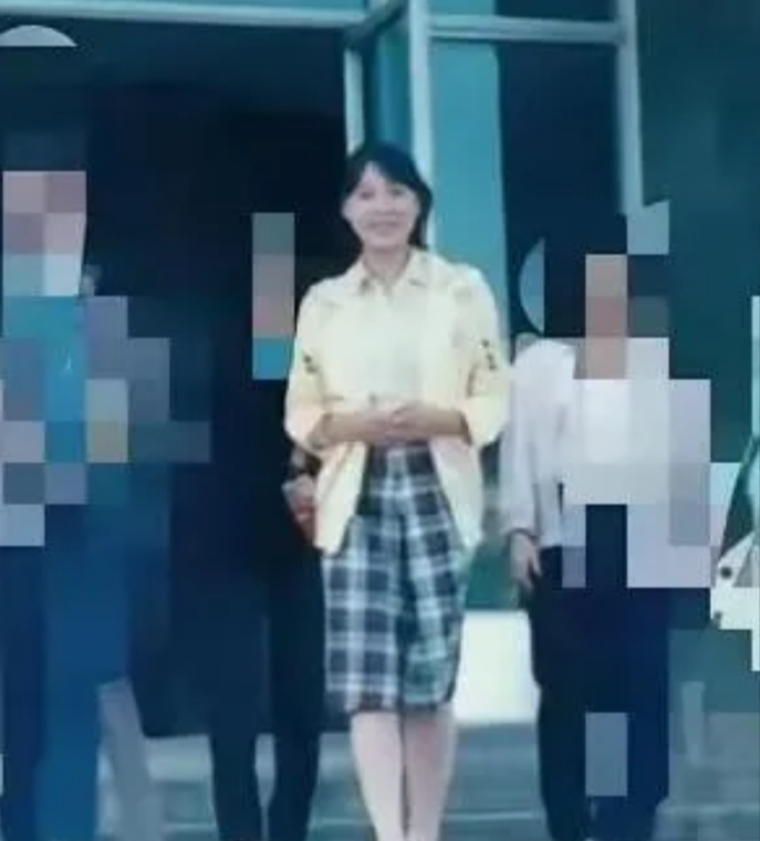 她是让宗馥莉又爱又恨的女人吧？杜建英年轻时真漂亮，时尚又温柔，身材好，脸蛋娇媚，
