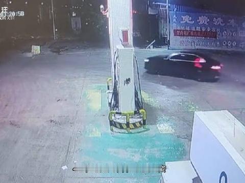 这事挺纳闷的！近日凌晨3点，一辆无牌宝马5系开进陕西咸阳泾阳县一家加油站，车上几