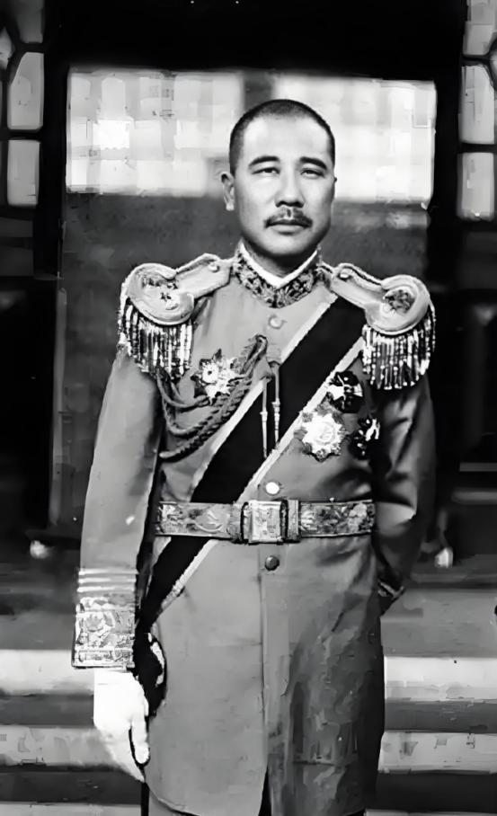 1926年，剥皮将军张宗昌终于如愿以偿，霸占了美人陈佩瑜。新婚之夜，张宗昌下令把