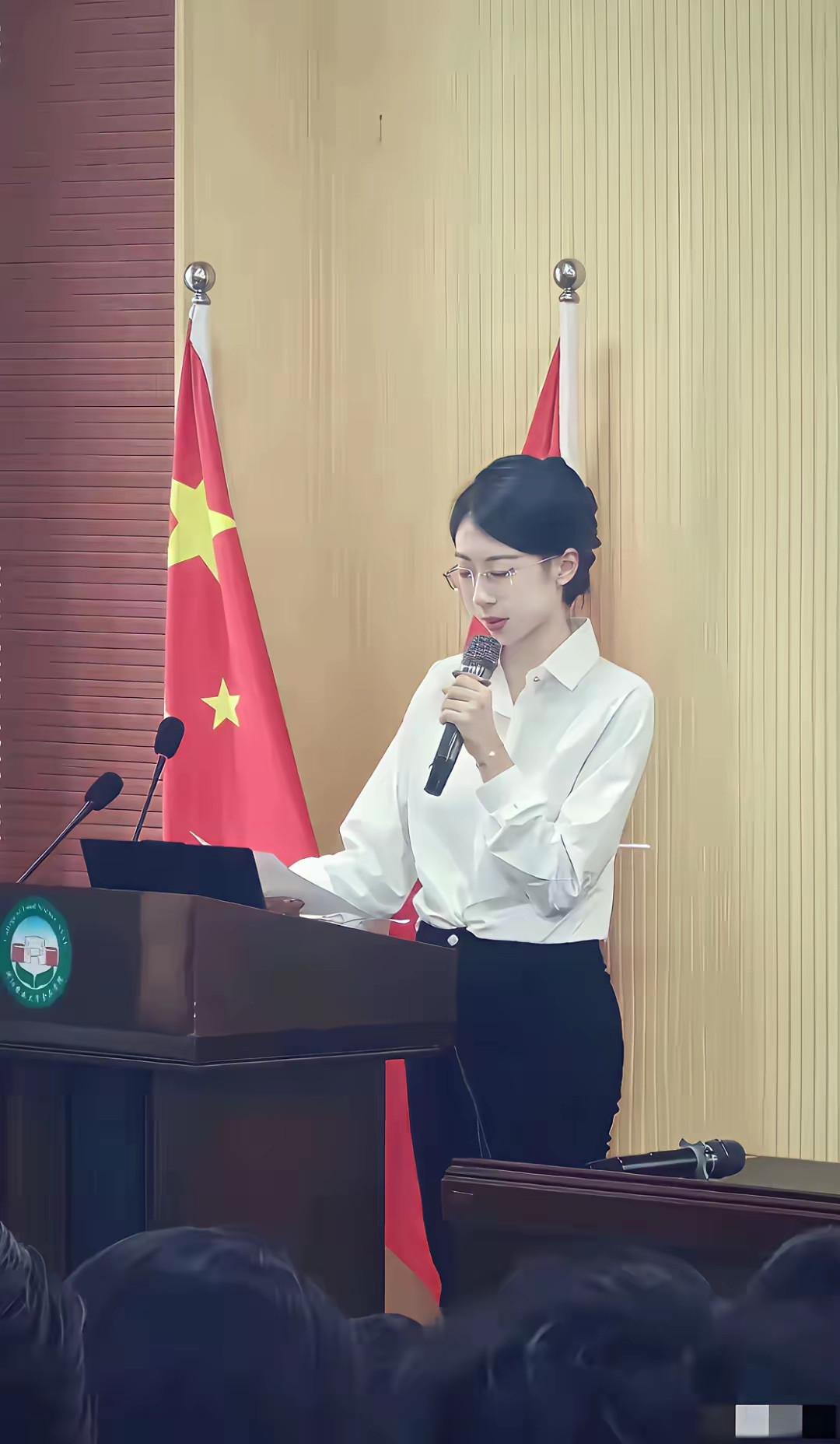 她真的是领导的好助手啊