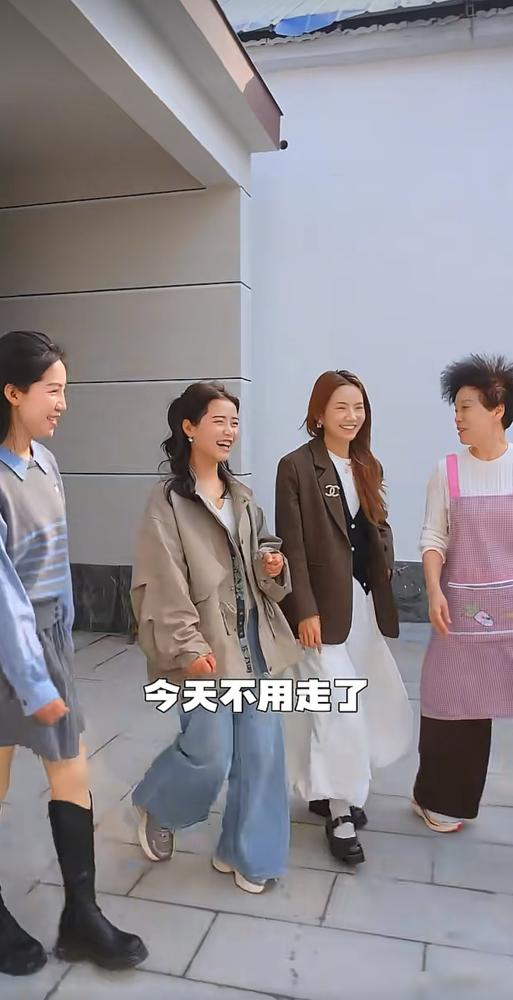 别信什么姐妹情深，网红圈里，钱和血缘才是硬通货。麦小登公司年会，小五和可可同