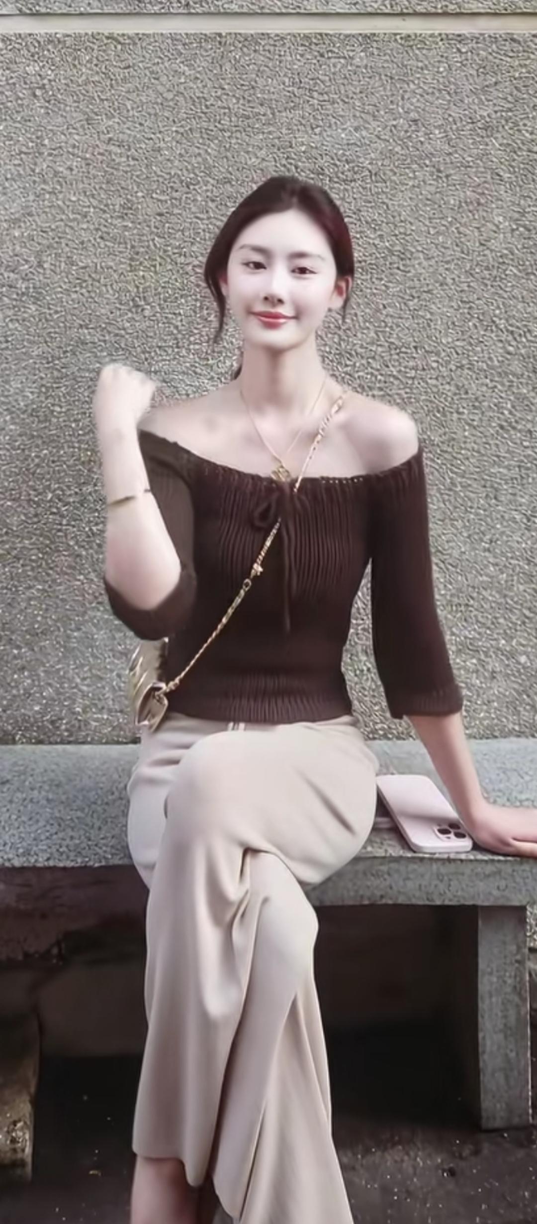 静坐长凳上，笑看红尘事。