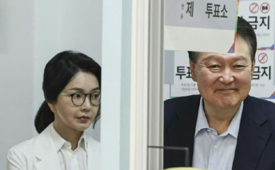 双眼皮是假的，脸是假的，胸是假的，屁股是假的，履历是假的，奖项是假的，学位是假的