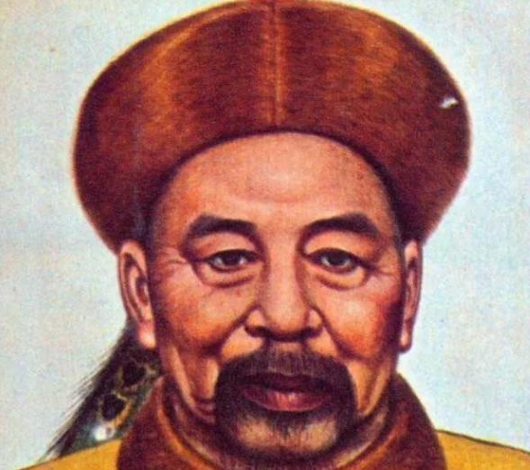 1872年，曾国藩去世，曾家正在举行葬礼时，曾国藩的死对头左宗棠送来一副挽联。众
