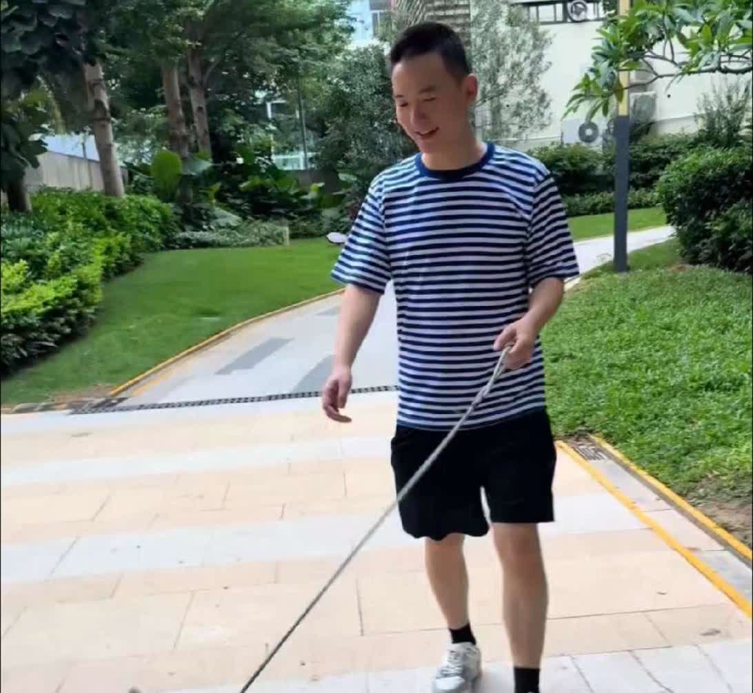 深圳街头偶遇谢浩男遛狗，狗狗叼着牵引绳跑成小火箭。阳哭开朗爱赶海的大男孩。