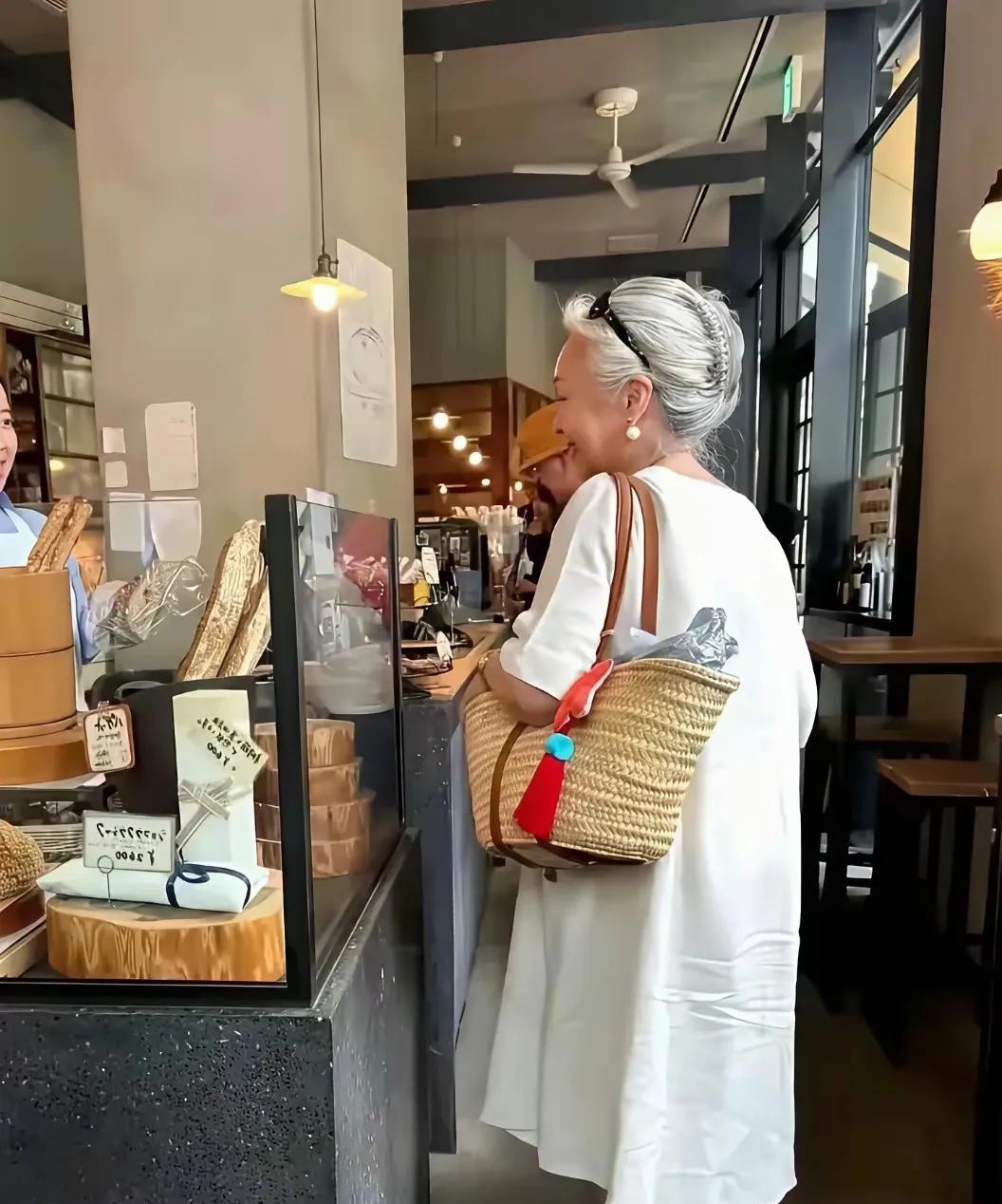 恕我直言，这一定是一位日本的老奶奶，中国的大妈大多没有这样的气质。优雅真的和岁
