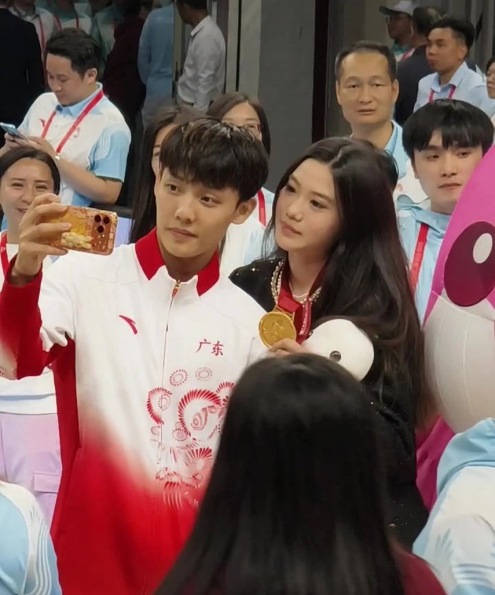 广东全运男篮拿到全运男篮成年组冠军！赛后，徐杰女友更新社媒，晒出徐杰和自己的亲密