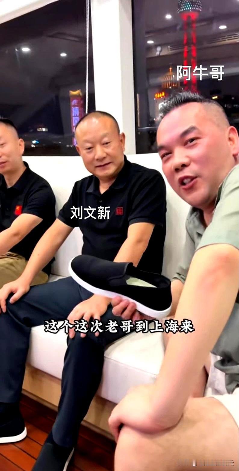 黄浦江边那一晚，阿牛哥刚灌下一斤茅台，脸上红得发亮，偏偏还不肯收场，非要拉着河南