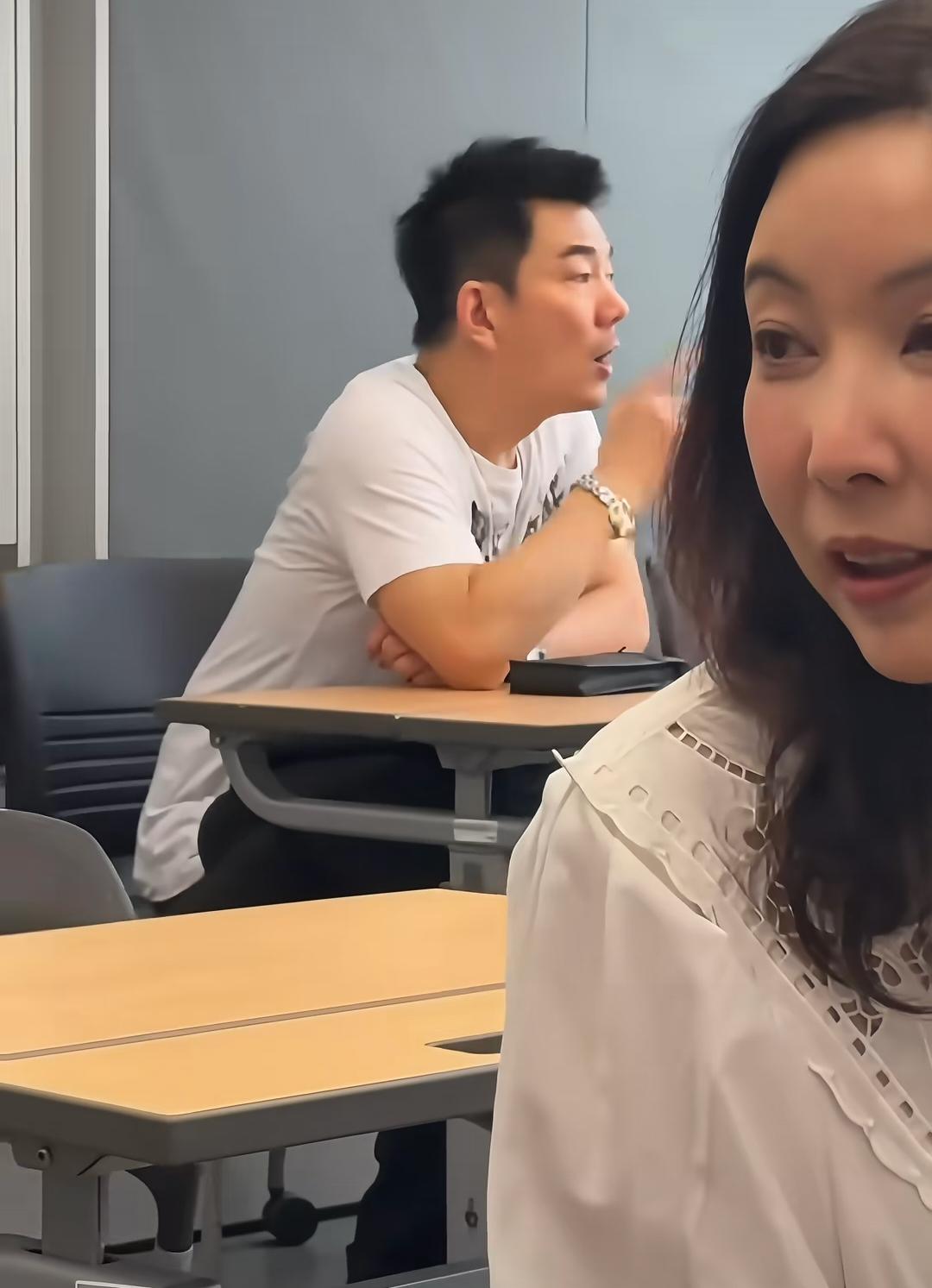 香港的明星都很接地气，近日网友拍到任贤齐坐在教室里等待着老师来给开家长会！很好