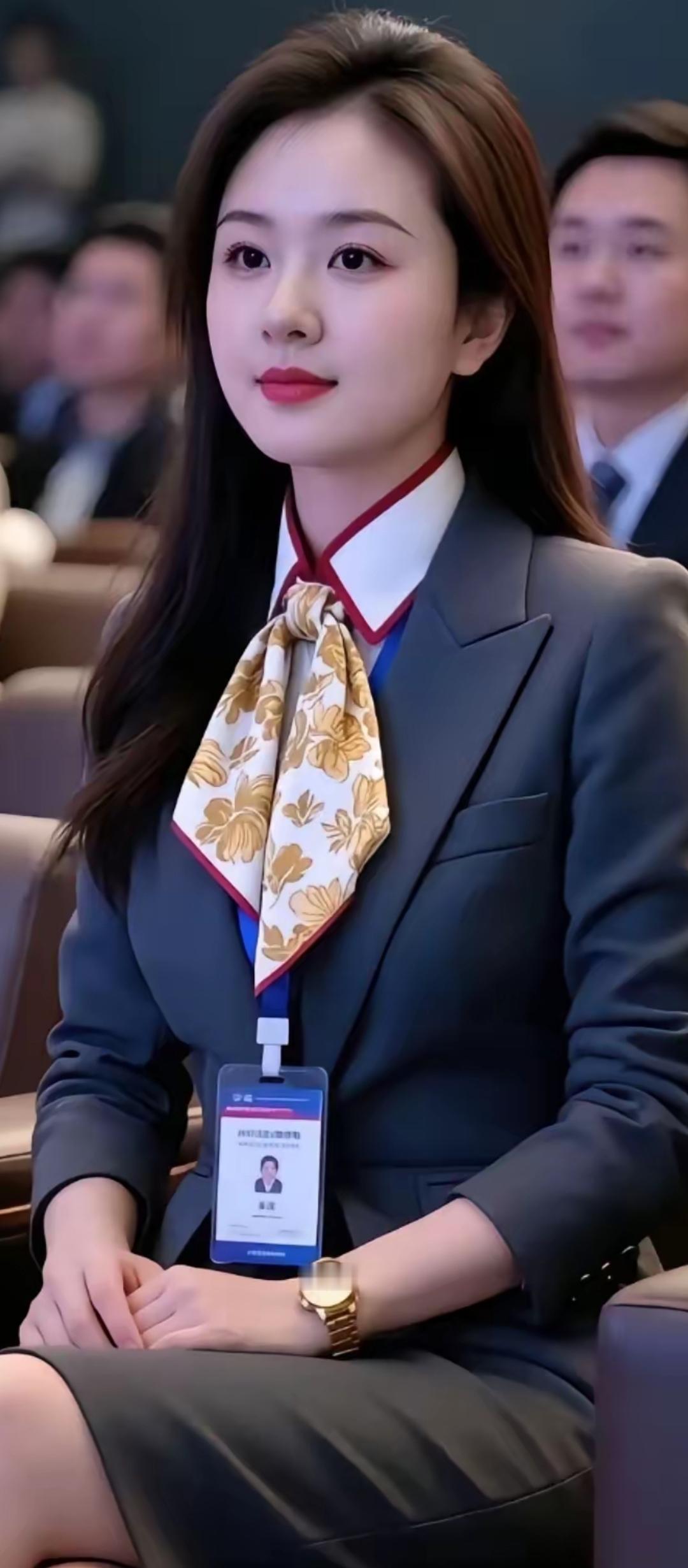 金钗映日，锦衣华贵。