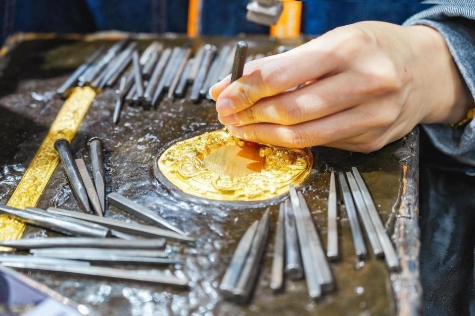 黄金这门生意，定价权正在换主人。2026年10月9日，主流品牌金店的足金饰品报