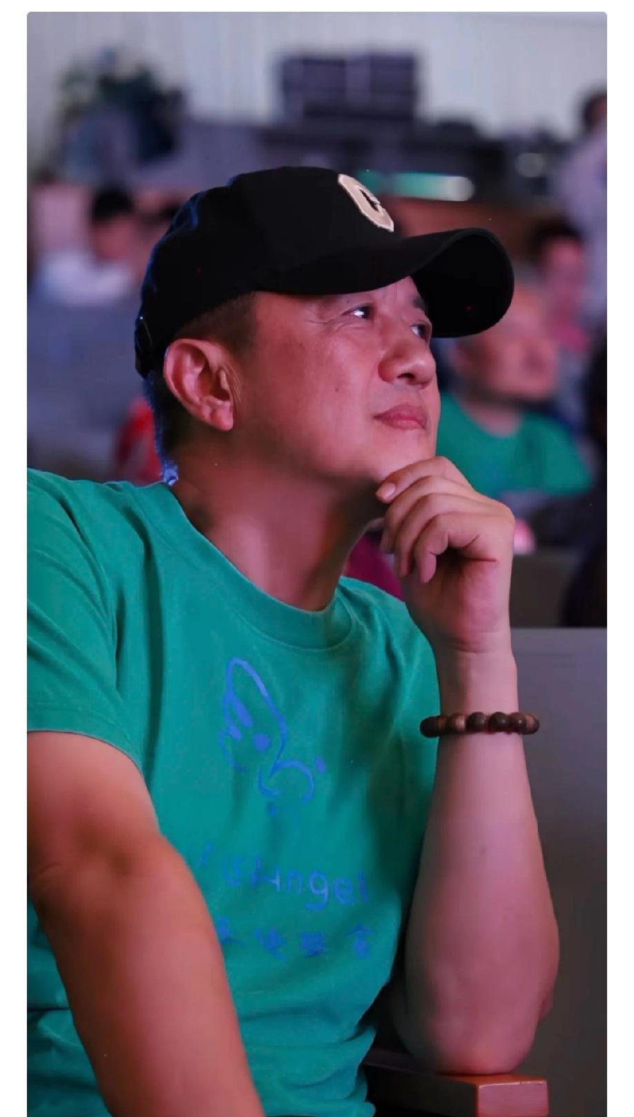 王菲那会儿，不是不爱了，是养不起。她唱一场，他烧一套房。钱没进账，债先上门。