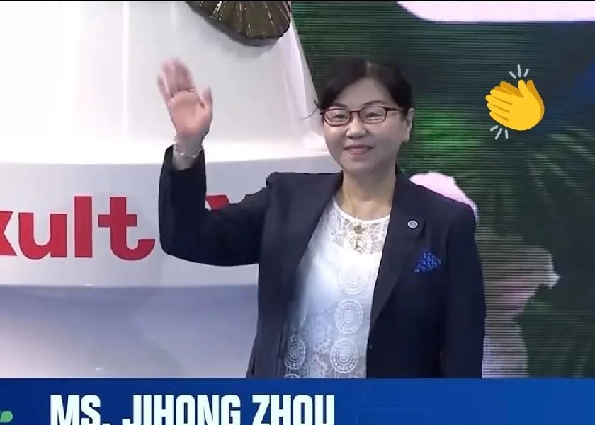 周继红作为颁奖嘉宾，亮相新加坡，这是上任后的第一次公开露面这次来为女子10台跳