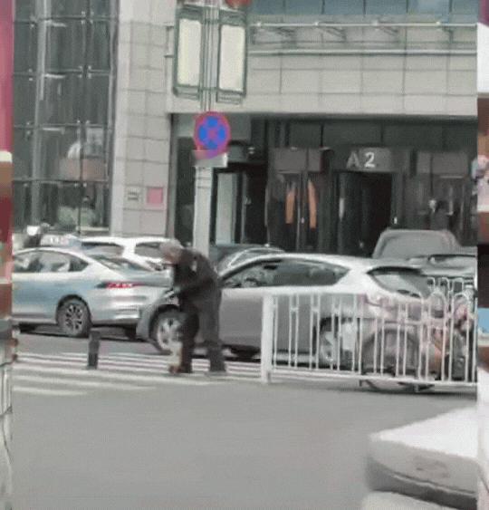 到了什么都不怕的年纪，满大街都是钱……