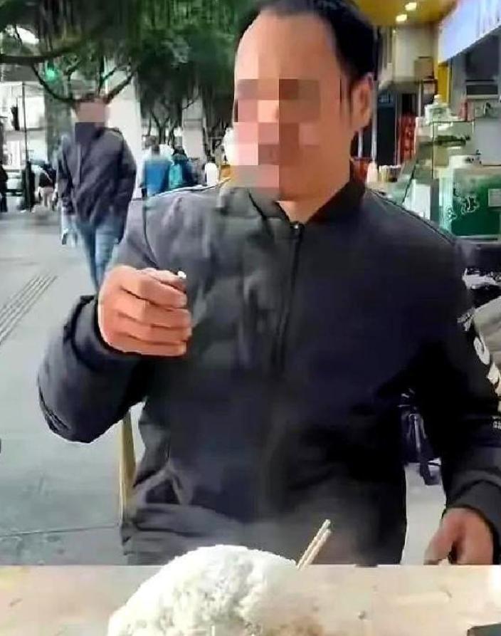 广东，一男子月入30000元，可这么有钱的人，却被20多家饭店拉黑，单独为他改规