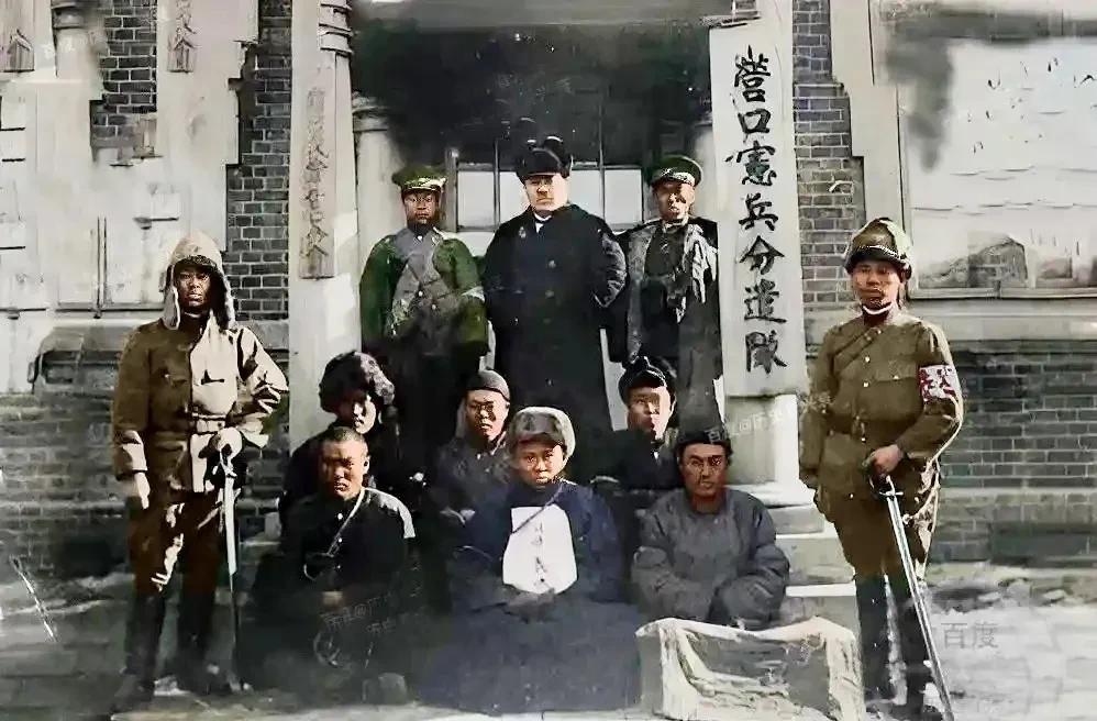 这是1932年日寇拍摄的照片（后期上色），用来宣传他们的“胜利果实”。坐在地上